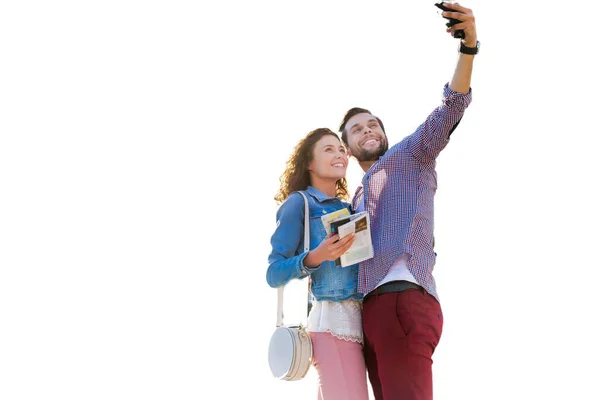 Portret Młodego Atrakcyjnego Mężczyzny Robiącego Selfie Swoją Dziewczyną Środku Miasta — Zdjęcie stockowe
