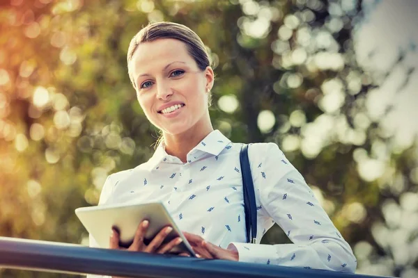 Retrato Jovem Empresária Atraente Usando Tablet Digital Enquanto Inclina Sobre — Fotografia de Stock