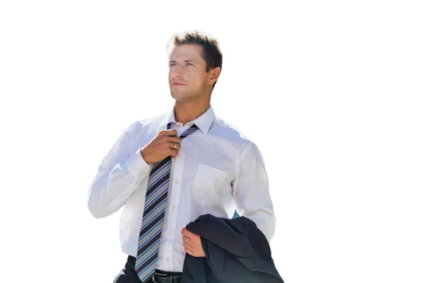 Recorte Empresário Atraente Ajustando Sua Gravata Pescoço Enquanto Caminha Pavimento — Fotografia de Stock