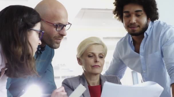 Equipo Negocios Multi Étnicos Teniendo Una Reunión Oficina — Vídeos de Stock