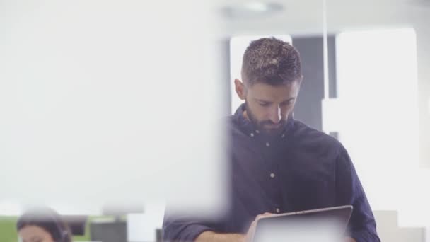 Bärtiger Attraktiver Geschäftsmann Arbeitet Büro Mit Tablet — Stockvideo