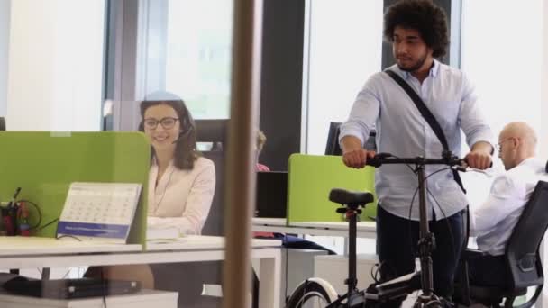 Casual Uomo Affari Mediorientale Arrivo Partenza Dal Suo Ufficio Bicicletta — Video Stock