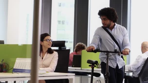 Casual Hombre Negocios Oriente Medio Saliendo Oficina Bicicleta — Vídeos de Stock