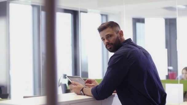 Vousatý Atraktivní Podnikatel Pracující Kanceláři Pomocí Tabletu — Stock video