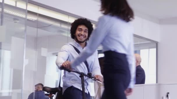 Випадковий Середній Бізнесмен Прибуває Виїжджає Свого Офісу Своєму Велосипеді — стокове відео