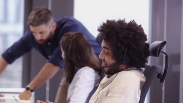 Multi Etnische Groep Van Werknemers Werkzaam Een Call Center Kantoor — Stockvideo