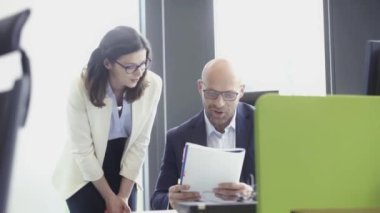 Çağrı merkezinde çalışan çok ırklı bir grup işçi