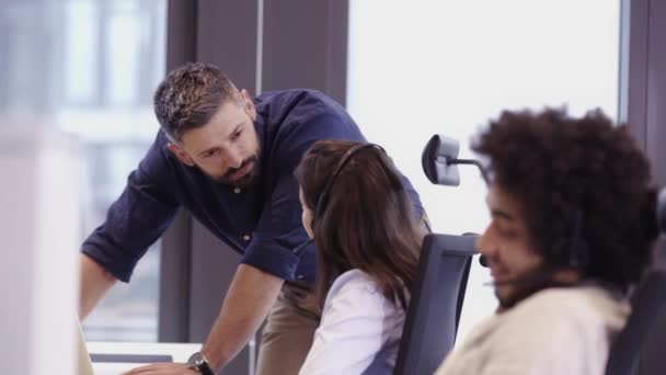 Multi Gruppo Etnico Lavoratori Che Lavorano Ufficio Call Center — Video Stock