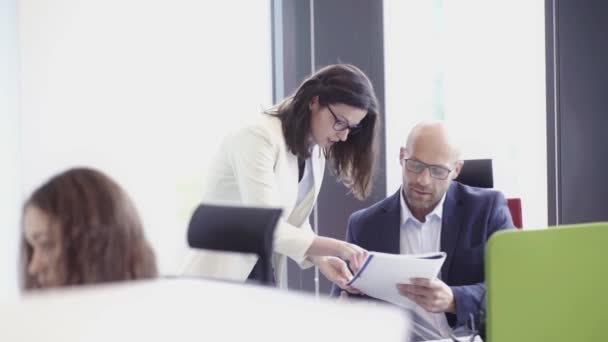 Multiethnische Gruppe Von Arbeitern Die Einem Callcenter Büro Arbeiten — Stockvideo