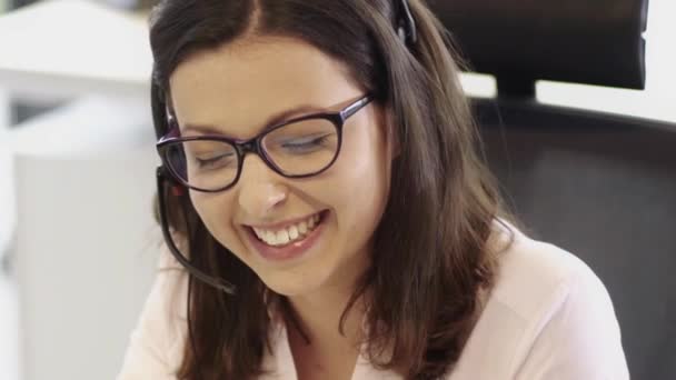 Schöne Geschäftsfrauen Mit Brille Arbeiten Callcenter — Stockvideo