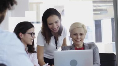 Bütün bayan iş adamları ofiste toplantı yapıyor.