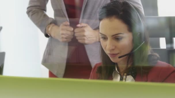 Mooie Business Vrouwen Werken Call Center Met Senior Manager Achter — Stockvideo