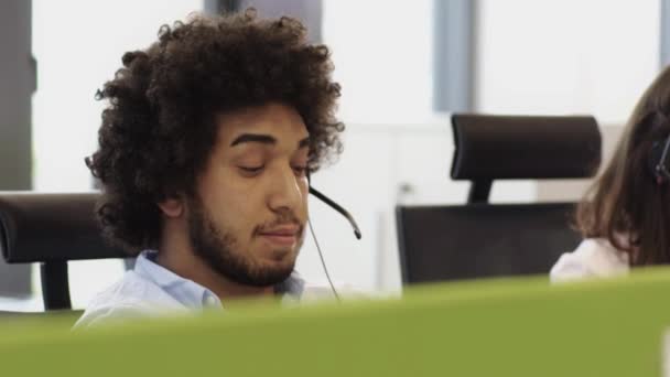 Çağrı Merkezinde Çalışan Kulaklık Takan Iki Meslektaş — Stok video