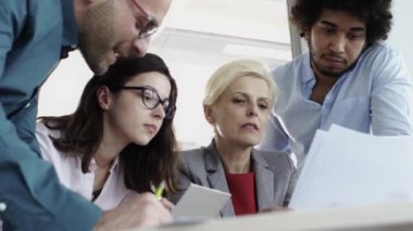 Çoklu Etnik İş Ekibi ofiste toplantı yapıyor.