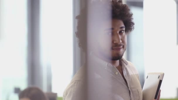 Homem Negócios Oriente Médio Casual Trabalhando Seu Escritório — Vídeo de Stock