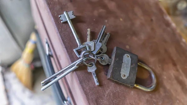 Schlüssel Mit Schloss Liegen Auf Braunem Koffer — Stockfoto
