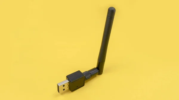 Sarı Arkaplanda Siyah Usb Anten — Stok fotoğraf