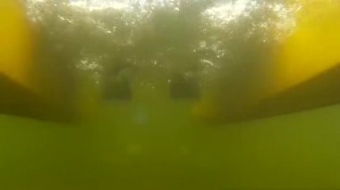 Dönen katamaran bıçakları denizin altında