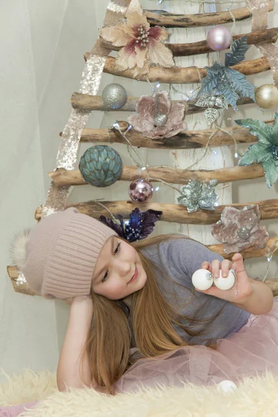 Menina escolhe brinquedos — Fotografia de Stock