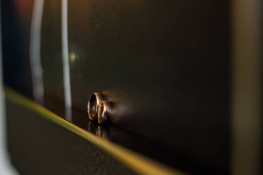 Gelin düğün elbisesini giyer kadar düğün dekorasyon ve süsleme, gelin buketi, yalan ve bekler