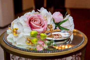 Gelin düğün elbisesini giyer kadar düğün dekorasyon ve süsleme, gelin buketi, yalan ve bekler