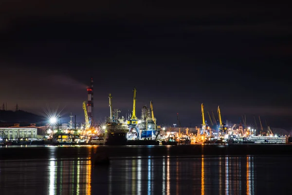 Natt Murmansk Stadsljus Reflekteras Bukten Och Fartyg Som Står Hamnen — Stockfoto