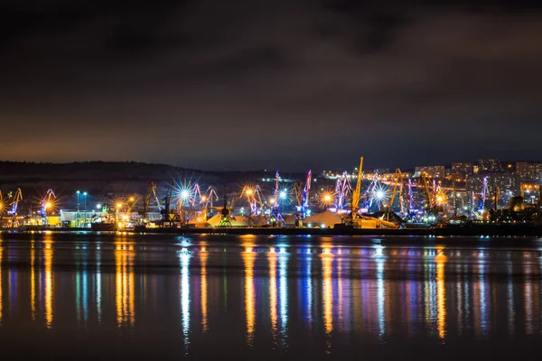 Nacht Murmansk Lichter Der Stadt Spiegeln Sich Der Bucht Und — Stockfoto