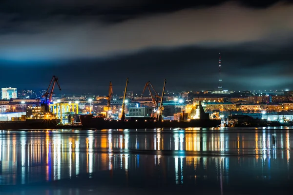 Night Murmansk City Lights Reflected Bay Ships Standing Port — Stock Photo, Image