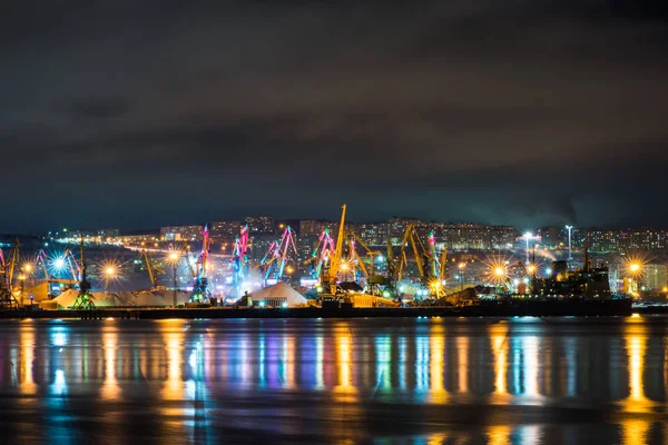 Natt Murmansk Stadsljus Reflekteras Bukten Och Fartyg Som Står Hamnen — Stockfoto