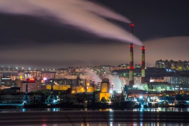 Gece Murmansk, körfeze yansıyan şehir ışıkları ve limanda duran gemiler.