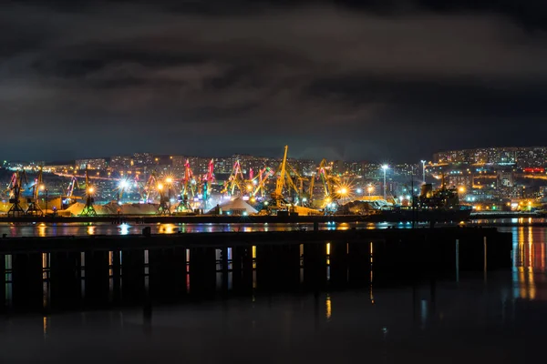 Night Murmansk City Lights Reflected Bay Ships Standing Port — Stock Photo, Image