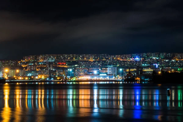 Nacht Moermansk Stad Lichten Weerspiegeld Baai Schepen Die Haven — Stockfoto