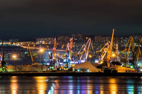 Natt Murmansk Stadsljus Reflekteras Bukten Och Fartyg Som Står Hamnen — Stockfoto