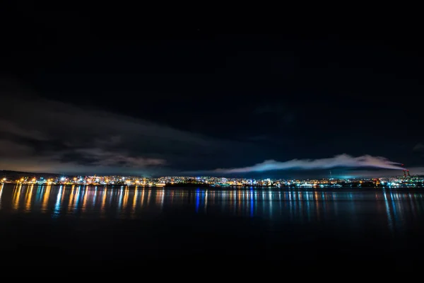 穆尔曼斯克的夜晚 城市的灯光映照在海湾和停靠在港口的船只上 — 图库照片
