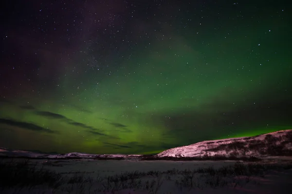 Kopce Jasná Hvězdná Obloha Barevná Severní Světla Neuvěřitelný Přírodní Fenomén — Stock fotografie