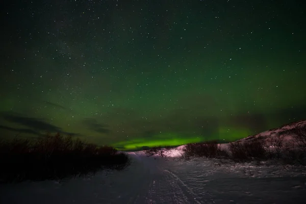 Collines Ciel Étoilé Clair Des Aurores Boréales Colorées Phénomène Naturel — Photo