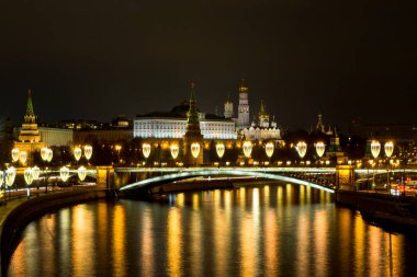 Kremlin 'in gece ışıkları Moskova nehrine yansıyor.