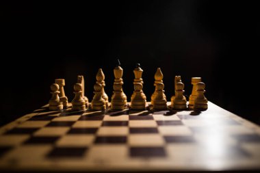 Satranç iki rakip için 64 hücreli Kurulu özel taşlar ile bir mantık Kurulu oyunu, sanat unsurları birleştirerek (satranç kompozisyon açısından), bilim ve spor