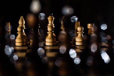 Satranç iki rakip için 64 hücreli Kurulu özel taşlar ile bir mantık Kurulu oyunu, sanat unsurları birleştirerek (satranç kompozisyon açısından), bilim ve spor