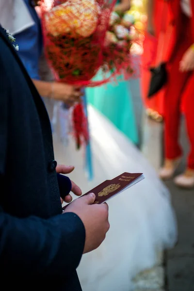 Älskande Par Hålla Händerna Tittar Sökvägen Symboliserar Hennes Framtid — Stockfoto