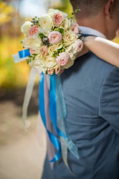 Casal Amoroso Mãos Dadas Olhando Para Caminho Simbolizando Seu Futuro — Fotografia de Stock