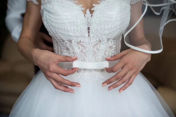 Liebendes Paar Hält Händchen Und Blickt Auf Den Weg Der — Stockfoto