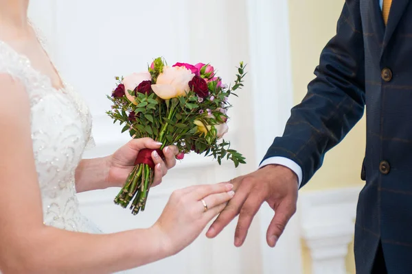 Älskande Par Hålla Händerna Tittar Sökvägen Symboliserar Hennes Framtid — Stockfoto