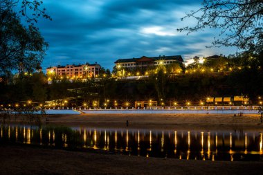 Orenburg 'un gece ışıkları Ural nehrine yansıyor.