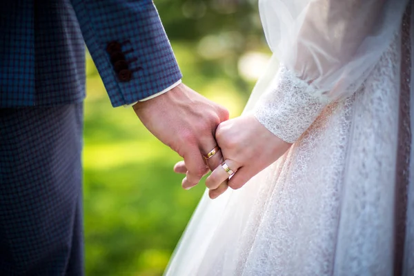 Casal Amoroso Mãos Dadas Olhando Para Caminho Simbolizando Seu Futuro — Fotografia de Stock
