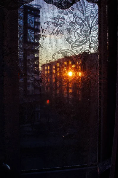 Amanhecer Refletido Nas Janelas Casa Frente Olhamos Para Fora Janela — Fotografia de Stock