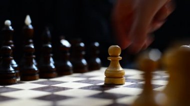 Satranç iki rakip için 64 hücreli Kurulu özel taşlar ile bir mantık Kurulu oyunu, sanat unsurları birleştirerek (satranç kompozisyon açısından), bilim ve spor