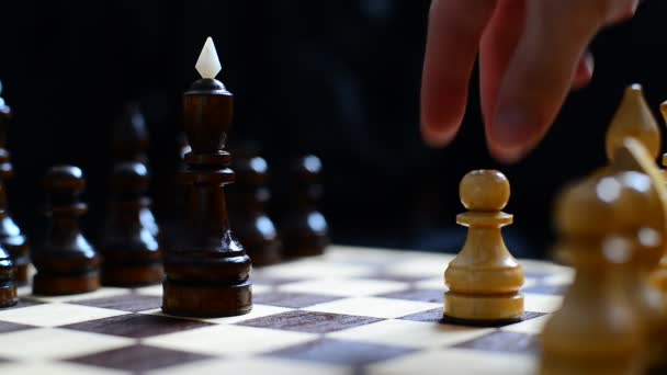 Σκάκι Είναι Ένα Λογικό Επιτραπέζιο Παιχνίδι Ειδικά Κομμάτια Μια Πλακέτα — Αρχείο Βίντεο