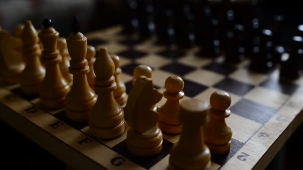 チェスは 芸術の要素 チェスの組成 科学とスポーツの要素を組み合わせて 2つの対戦相手のための64セルボード上の特別な作品を持つロジックボードゲームです — ストック動画
