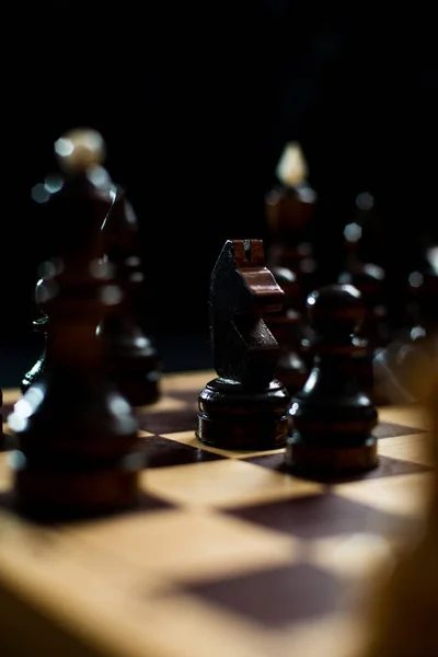 체스는 예술의 구성의 관점에서 스포츠를 상대에 보드에 특별한 조각로 게임이다 — 스톡 사진